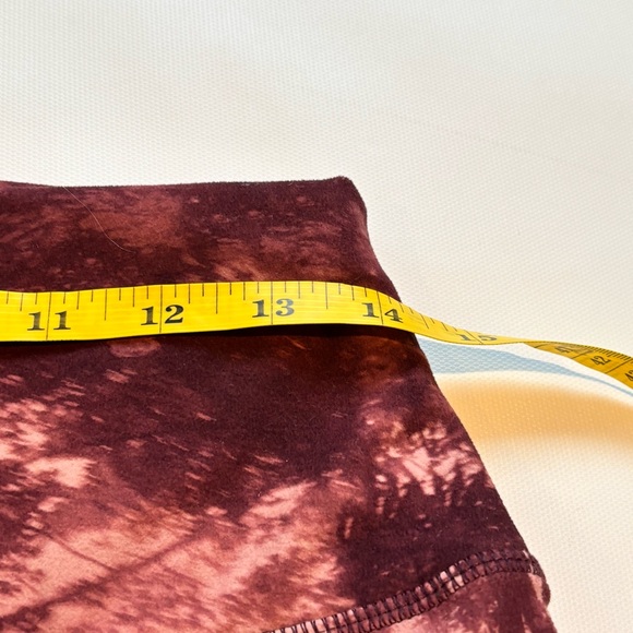 Harmony And Balance Leggings Size L Cropped Maroon Red Print Of Mysterious Woods - Picture 3 of 8